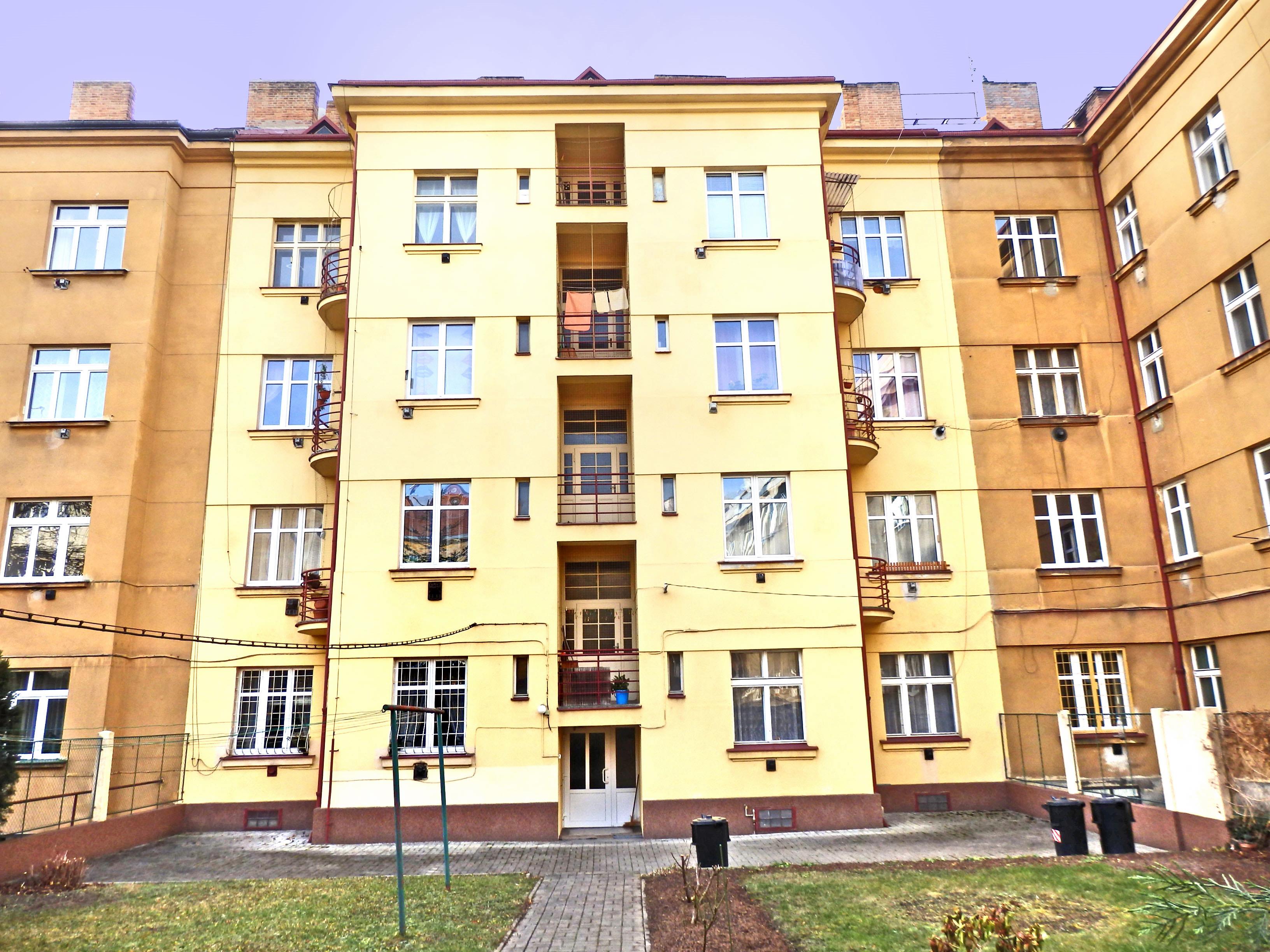 Náš dům při pohledu ze dvora
