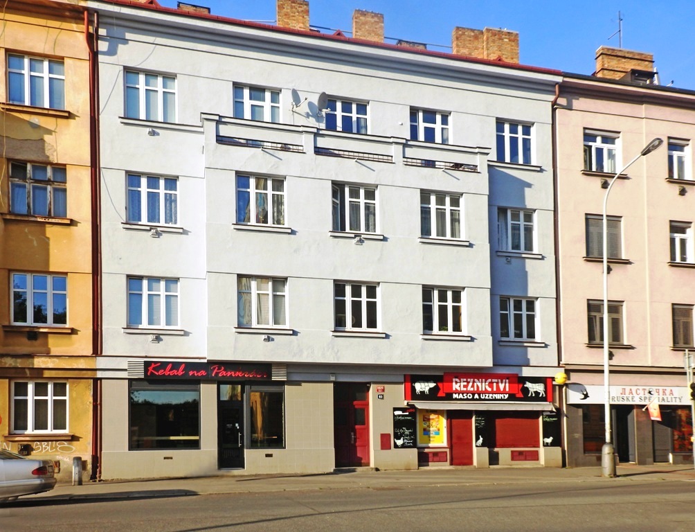 Náš dům při pohledu z ulice